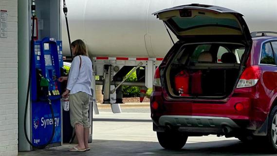 Jerrycan in kofferbank van auto met benzine
