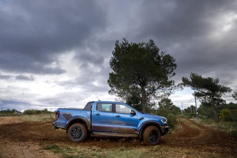 Ford Ranger Raptor Special Edition sprong jump offroad