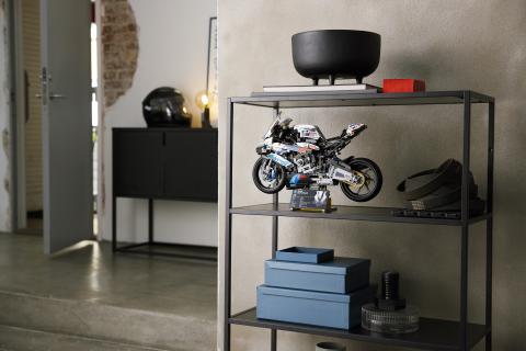 Lego BMW M 1000 RR nadat hij uit de woonkamer weg moest