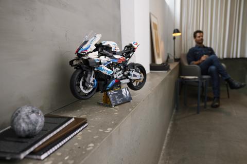 Lego BMW M 1000 RR op de kast