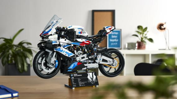 Lego BMW M 1000 RR op de standaard