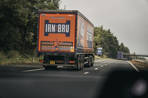 Vrachtwagen op de snelweg