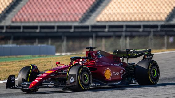 Charles Leclerc in de F1-75 op Barcelona tijdens de testdagen in 2022
