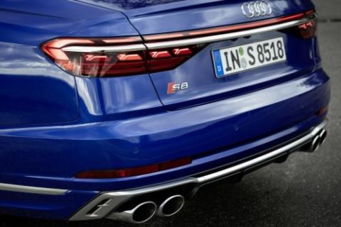 Achterlichten en uitlaat Audi S8 (2022)