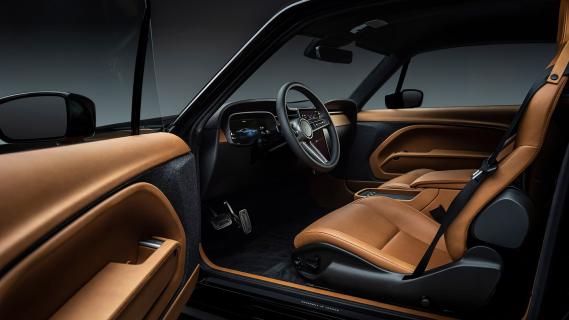 Charge Mustang productieversie 2022 studio interieur deur open