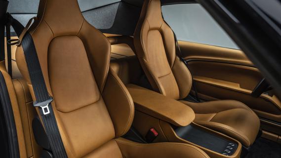 Charge Mustang productieversie 2022 interieur stoelen