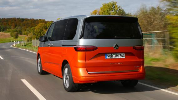 Volkswagen Multivan T7 (plug-in hybride) op de weg