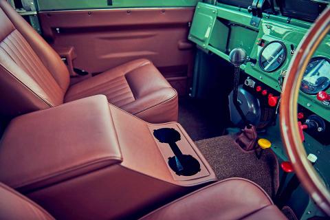 Everrati Land Rover 2022 restomod: interieur stoelen middenconsole