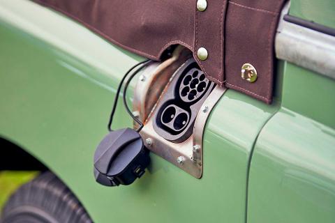 Everrati Land Rover 2022 restomod: detail stekker