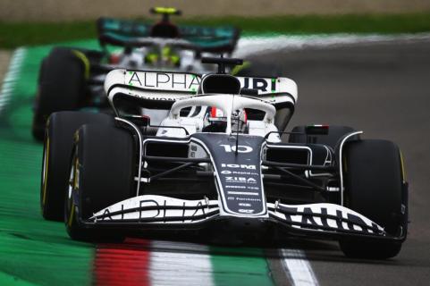 Pierre Gasly voor Lewis Hamilton tijdens de GP van Emilia-Romagna 2022