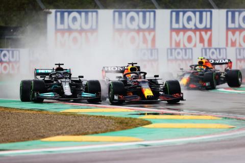 Red Bull vs Mercedes in Imola in de regen