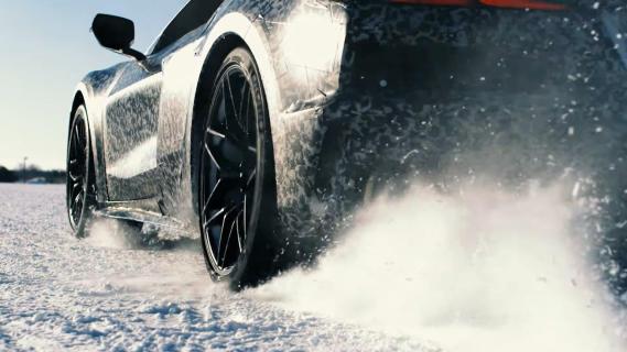 Hyrbide Corvette Stingray wielspin sneeuw