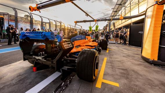 Levensgrote McLaren F1-auto in de pitsstraat in Australië