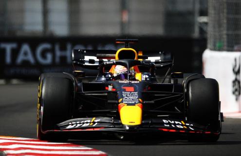 Max Verstappen in de Red Bull RB18 in Monaco