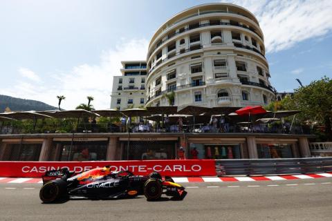 Max Verstappen in de Red Bull RB18 in Monaco