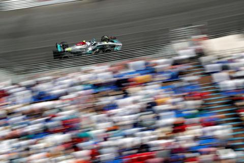 Lewis Hamilton voor het publiek in Monaco