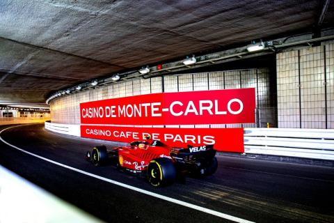 Carlos Sainz in de tunnel in Monaco