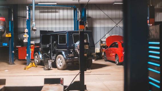 In Nederland zijn er professionele 'fabrieken' die gestolen auto's omkatten