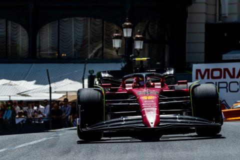 Carlos Sainz in de Ferrari F1-75 in Monaco