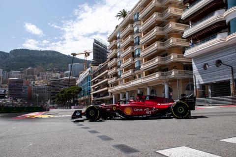 Charles Leclerc in de Ferrari F1-75 in Monaco