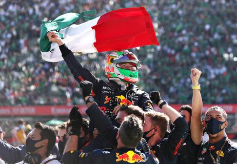 Sergio Perez met Mexicaanse vlag