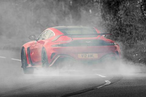 Aston Martin V12 Vantage drift met rook