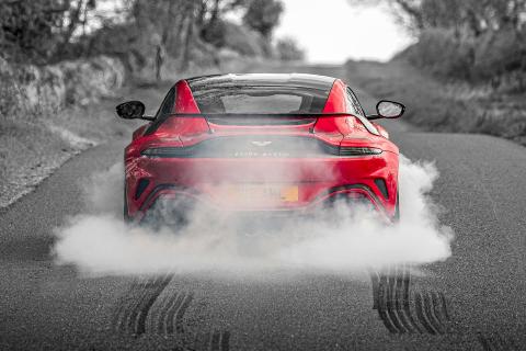Aston Martin V12 Vantage burnout met rook en bandensporen (slipsporen) uitstoot