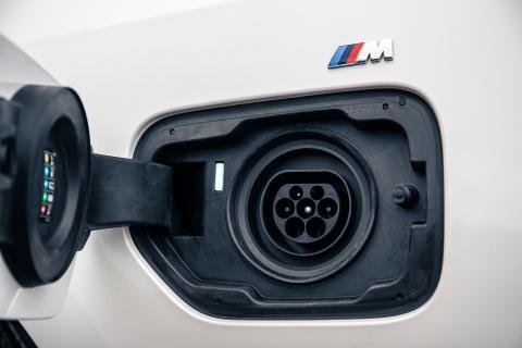 BMW 330e xDrive laadklep laden laadpaal elektrisch