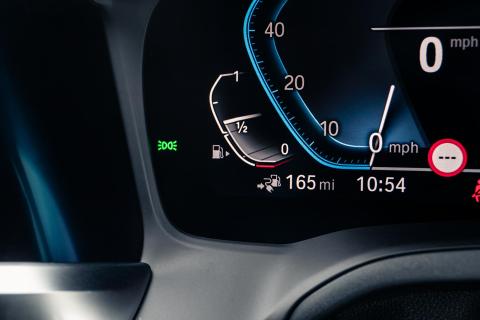 BMW 330e xDrive benzine brandstof benzinemeter