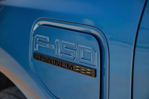 Ford F-150 Lightning badge met F-150 Platinum erop