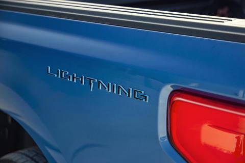 Ford F-150 Lightning badge met Lightning erop