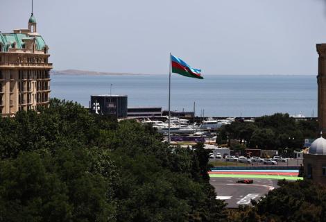 Zicht op zee vanaf het Baky City Circuit