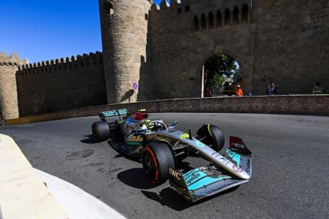 Lewis Hamilton bij het kasteel in Bakoe