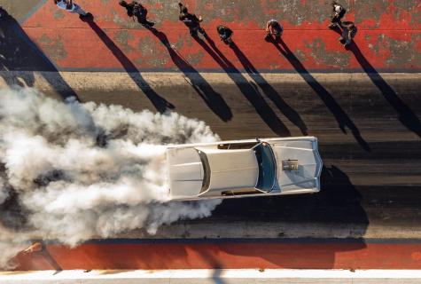 TopGear S32E01 dragrace met rook