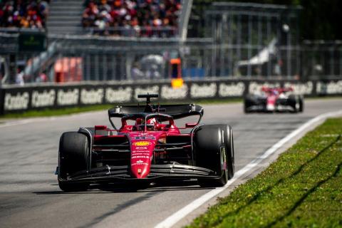 Charles Leclerc in de Ferrari F1-75