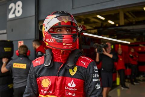 Carlos Sainz met helm op in de pitstraat