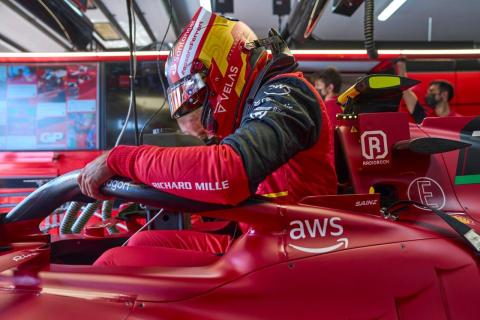 Carlos Sainz klimt in de Ferrari