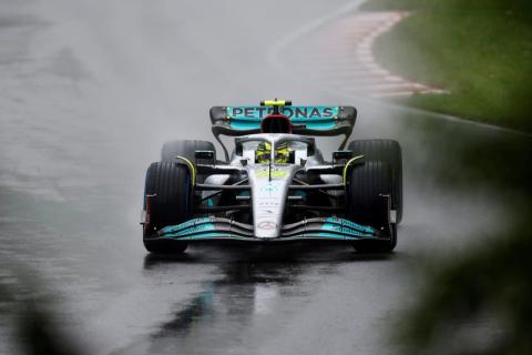 Lewis Hamilton in de Mercedes W13 in de regen