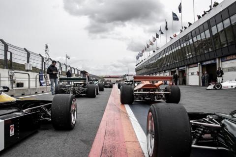 Historische auto's in de pitstraat van Circuit Zandvoort