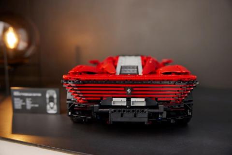 LEGO Ferrari Daytona SP3 achterkant