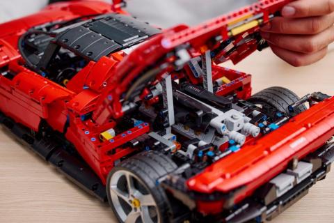 Motor LEGO Ferrari Daytona SP3