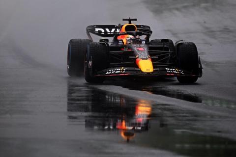 Max Verstappen in de regen in de Red Bull RB18