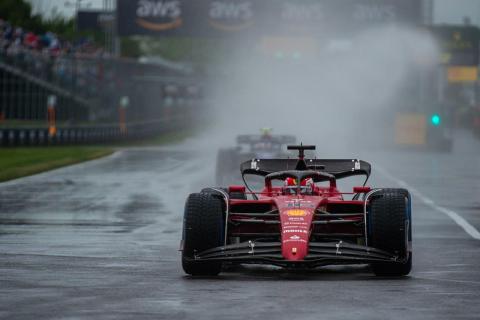 Charles Leclerc in de regen in de Ferrari F1-75