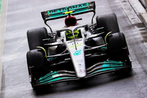 Lewis Hamilton in de regen op Silverstone