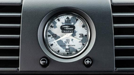 Land Rover Classic Defender Works V8 Trophy II 2022 interieur detail klokje
