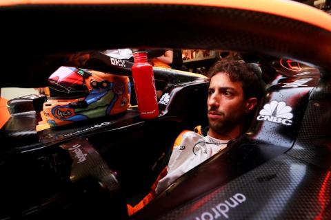 Daniel Ricciardo in de cockpit van zijn McLaren