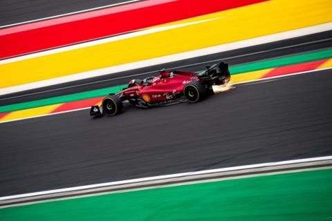Charles Leclerc in de Ferrari F1-75 op Spa