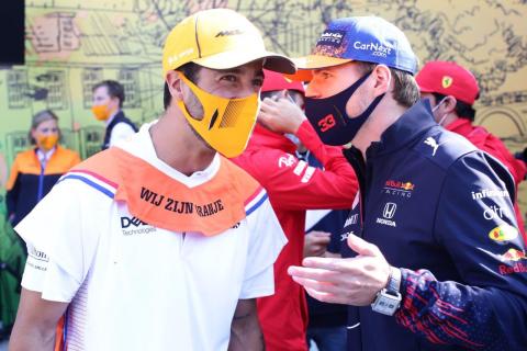 Max Verstappen en Daniel Ricciardo tijdens de GP van Nederland