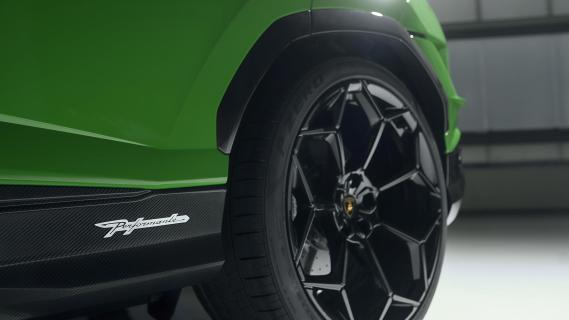 Lamborghini Urus Performante 2022 detail sideskirt logo velg