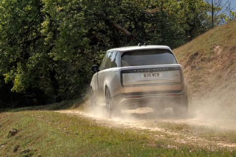 Land Rover Range Rover P530 First Edition rijder achter offroad